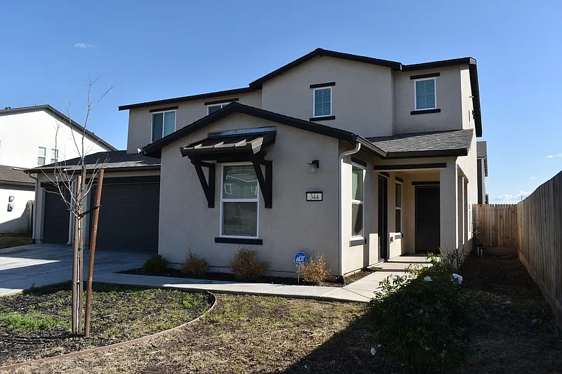 5 bed, 3.5 bath, 2554 sqft, $2,575 — Photo 3