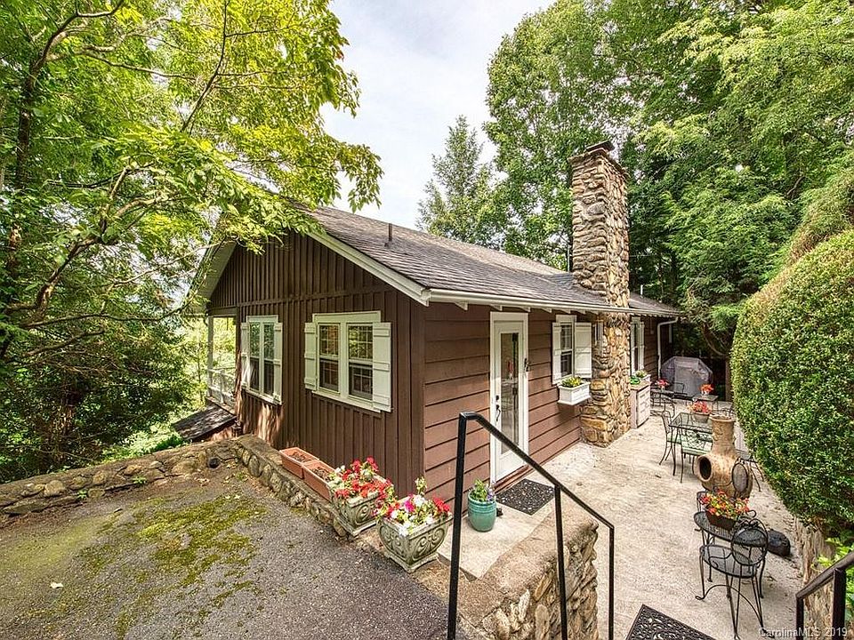 the cottage and the steps that lead to the apartment.