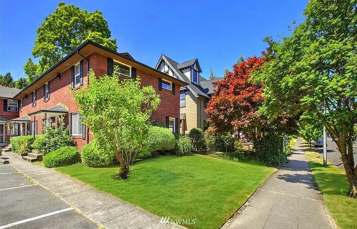 Fully Furnished! Quiet Proffesiona Building In North Tacoma's Stadium Where You Walk To Everything. — Photo 1