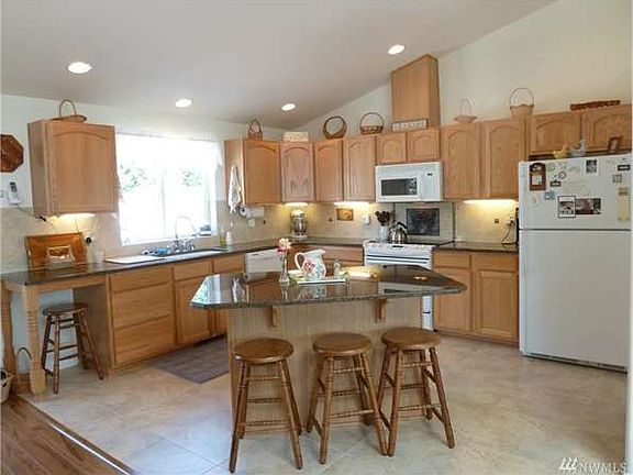 3rd image of 137 Rainier Dr