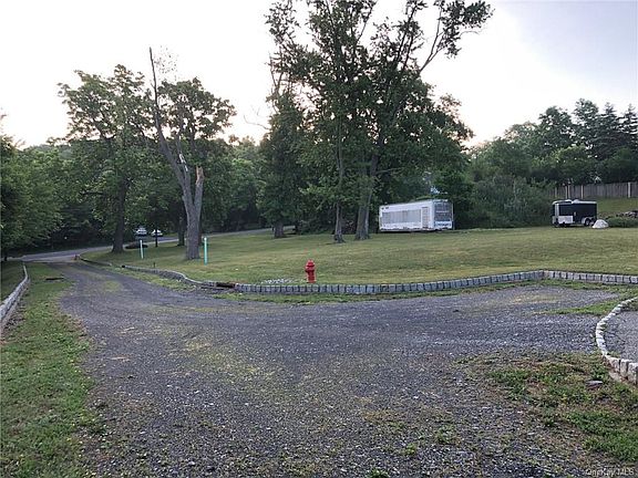 2nd image of 4 Loretta Ln