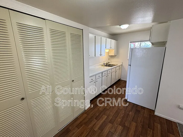 1105 Cree Dr #4 — Photo 4