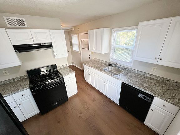 2nd image of 9512-9514 Charlotte St #9512