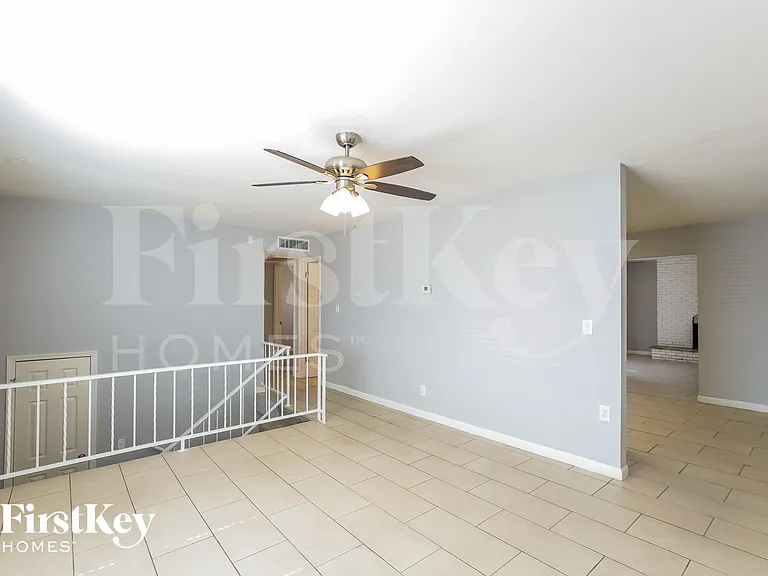 6008 S 45th Pl — Photo 3