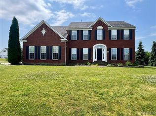 7245 Edgewater Cir, North Tonawanda, NY 14120