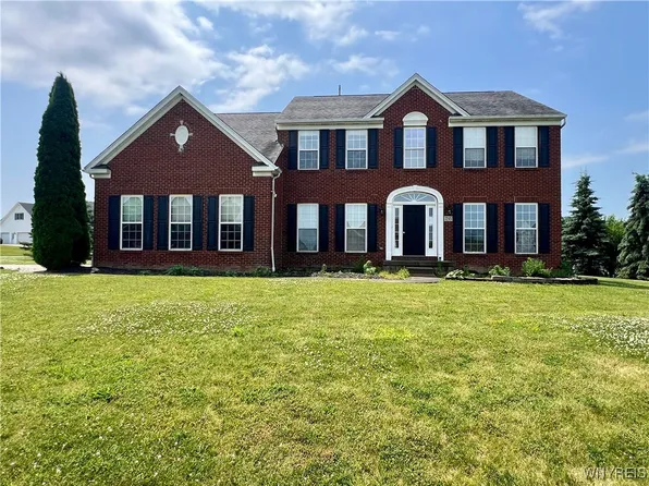 7245 Edgewater Cir, North Tonawanda, NY 14120