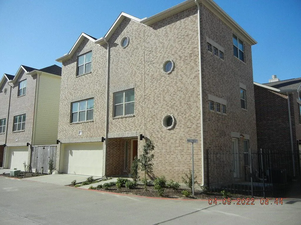 3 bed, 2.5 bath, 2089 sqft, $2,200 — Photo 2