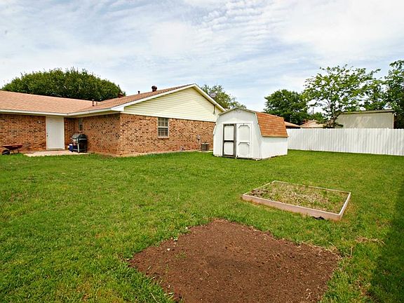 4th image of 104 Carolyn Dr
