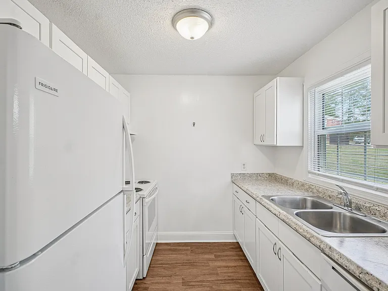 Poplar West — Photo 10