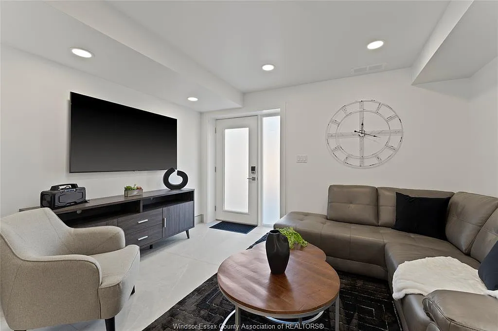 3 bed, 2.5 bath, $3,000 — Photo 3