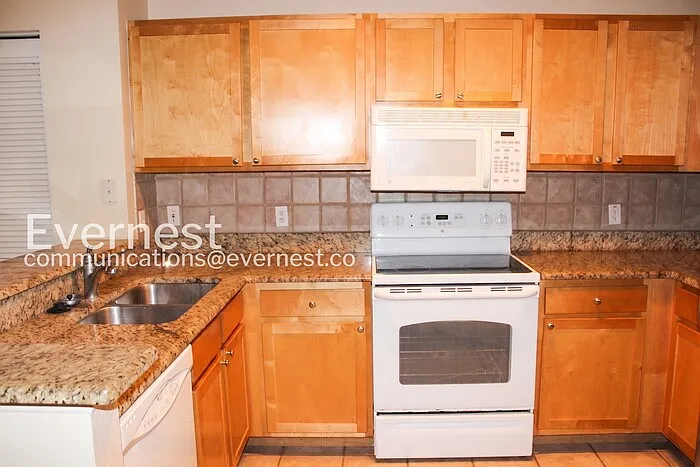 3 bed, 2.0 bath, 1401 sqft, $2,300 — Photo 4