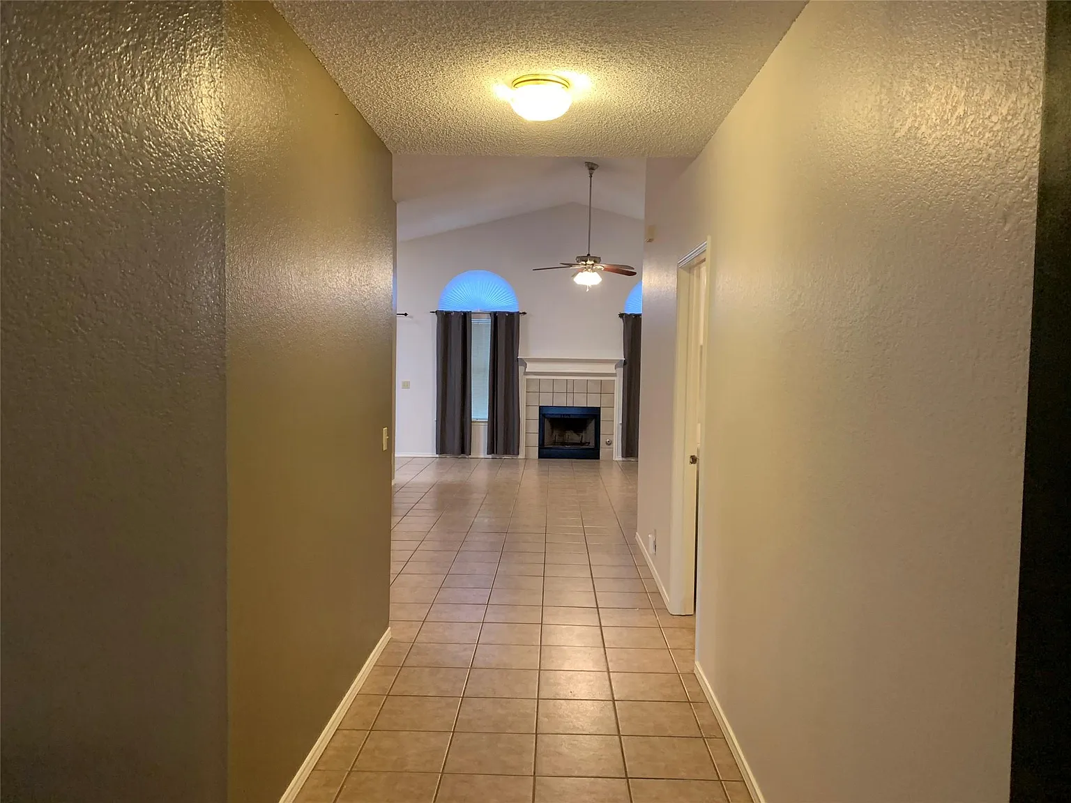 3 bed, 2.0 bath, 1519 sqft, $2,000 — Photo 2
