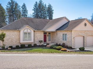 2370 Oak Meadow Ln, Zanesville, OH 43701