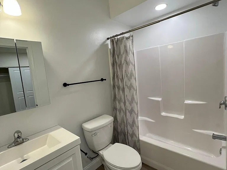 En Suite Bedroom2 Full Bathroom