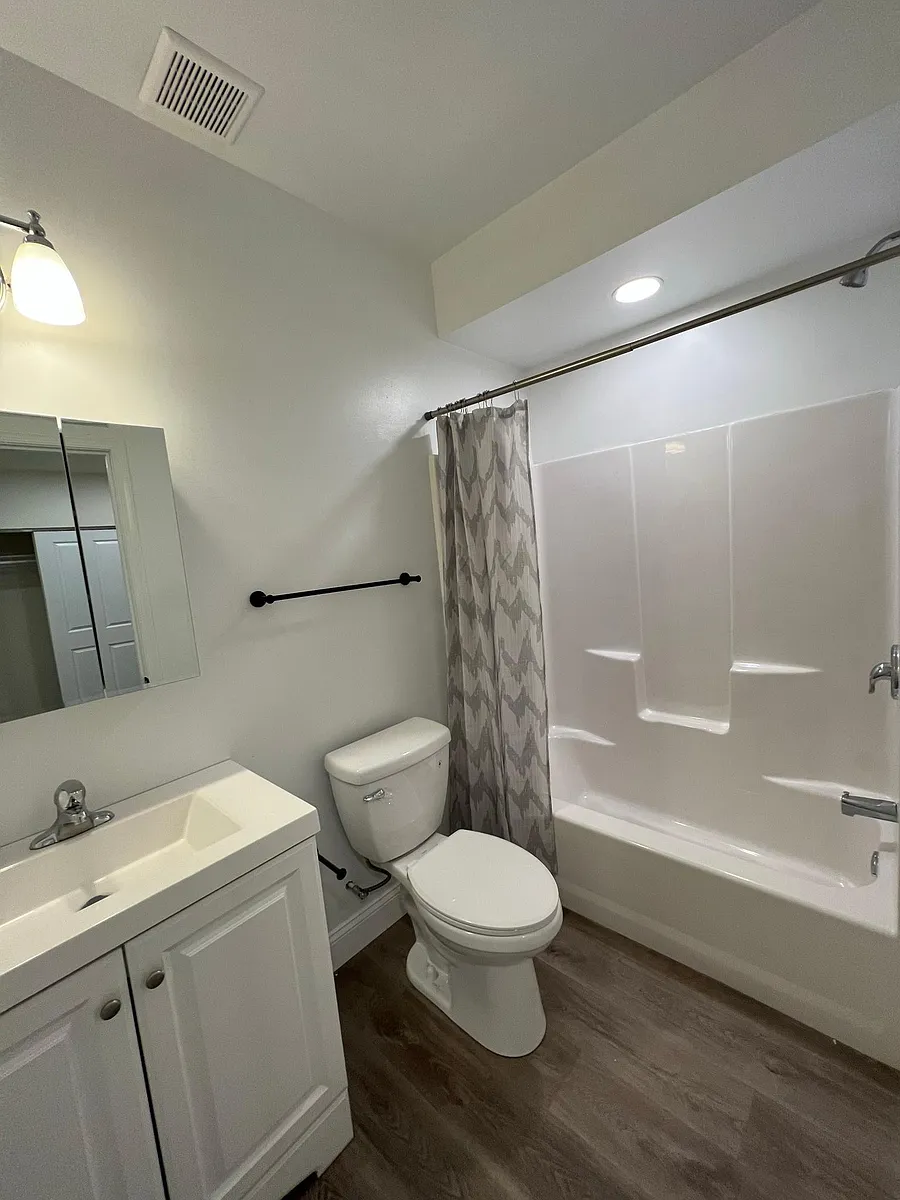 En Suite Bedroom2 Full Bathroom - 1215 S 46th St #2