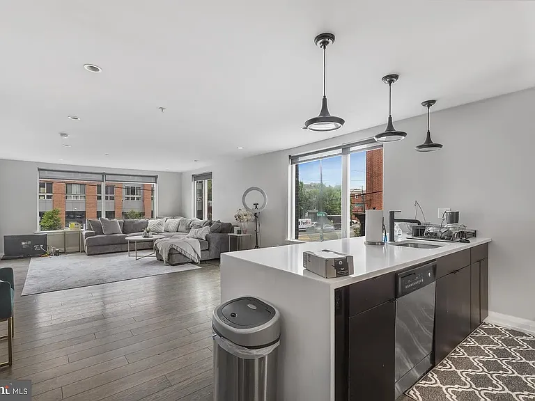 512 E Girard Ave #201 — Photo 4