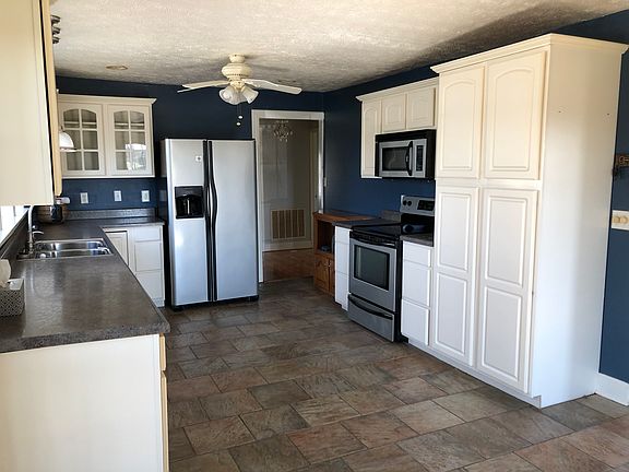 large eat in kitchen