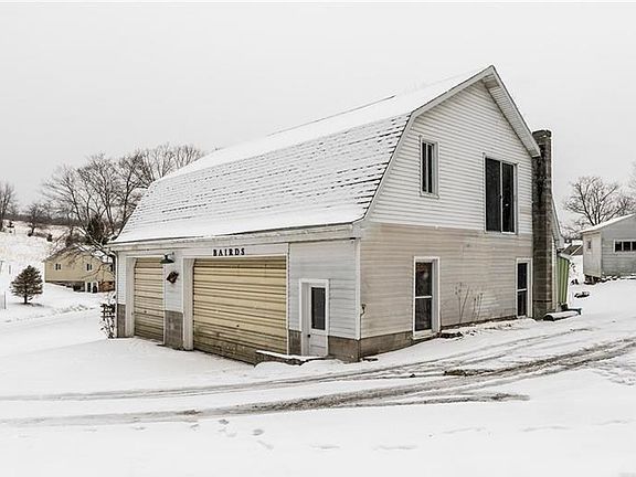 DETACHED 40X30 GARAGE AND SHOP AREA.