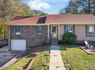 719 Oak Dr E, Trussville, AL 35173