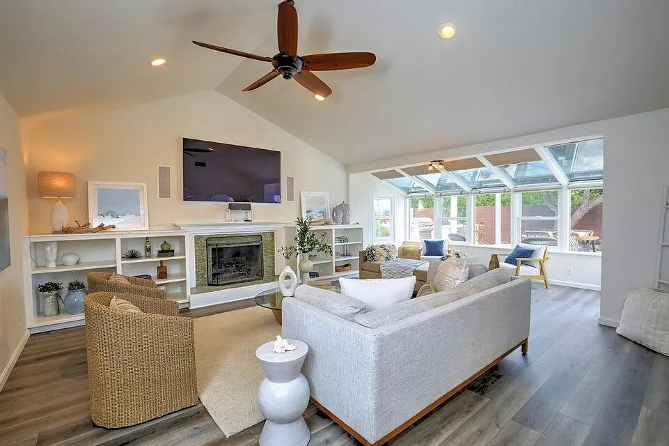 3 bed, 2.0 bath, 1692 sqft, $7,995 — Photo 3