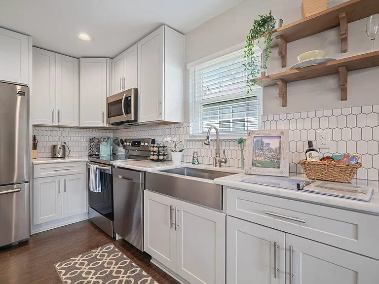 422 Katonah Ave — Photo 5