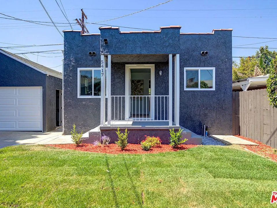 Front of guest house - No shared walls