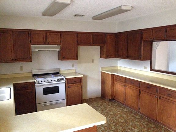 2nd image of 303 Earl Dr
