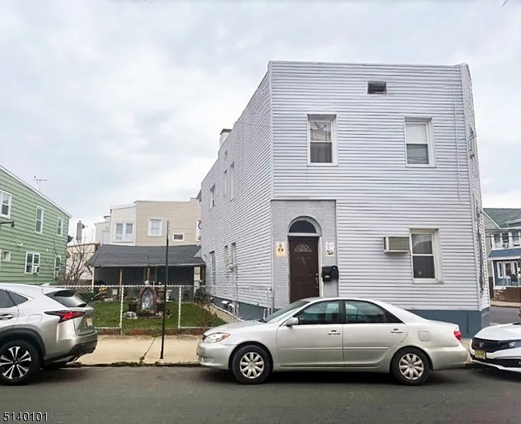 Photo 1 of 5 - 340 John St #1 - Elizabeth, NJ Primary Photo - 340 John St #1