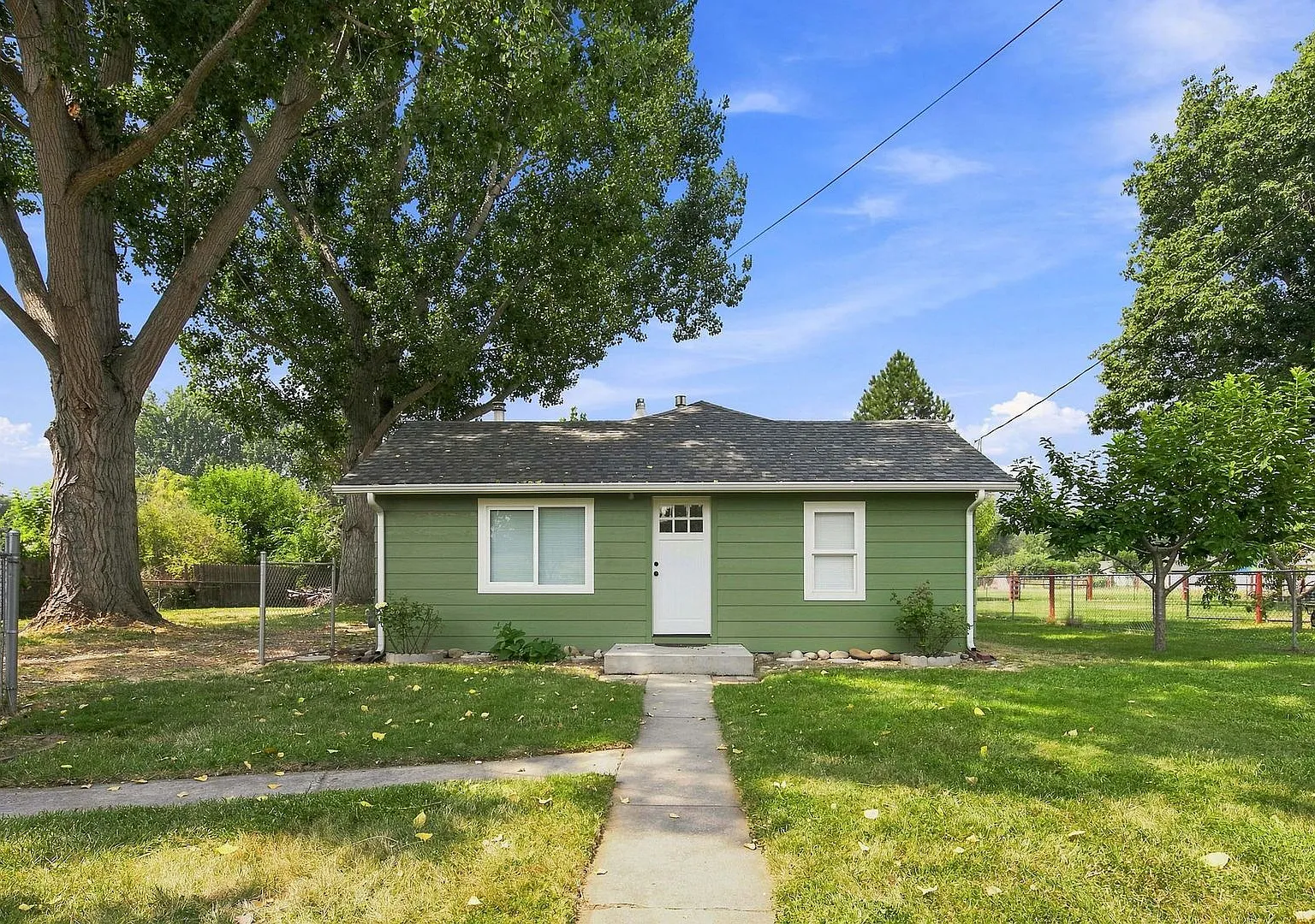 Cute 3 Bed / 1 Bath Country Home on Large Lot. — Photo 1