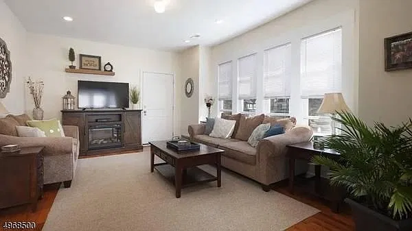 16 Willow Ave — Photo 2