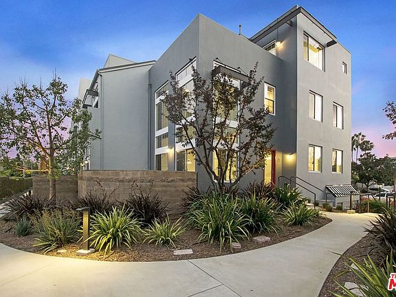 3rd image of 5400 Playa Vista Dr APT 25