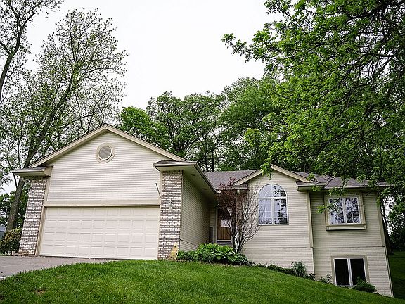 2nd image of 54932 Emerald Ln