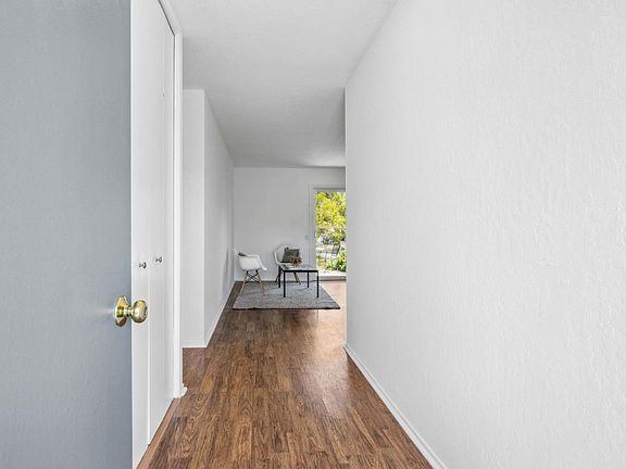 3rd image of 19 Vineyard Cir