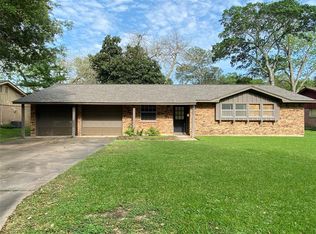 609 Sycamore St, Lake Jackson, TX 77566