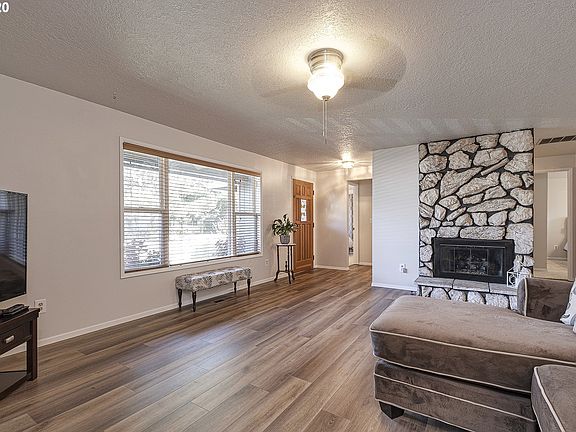 4th image of 3016 SE Cedar Dr
