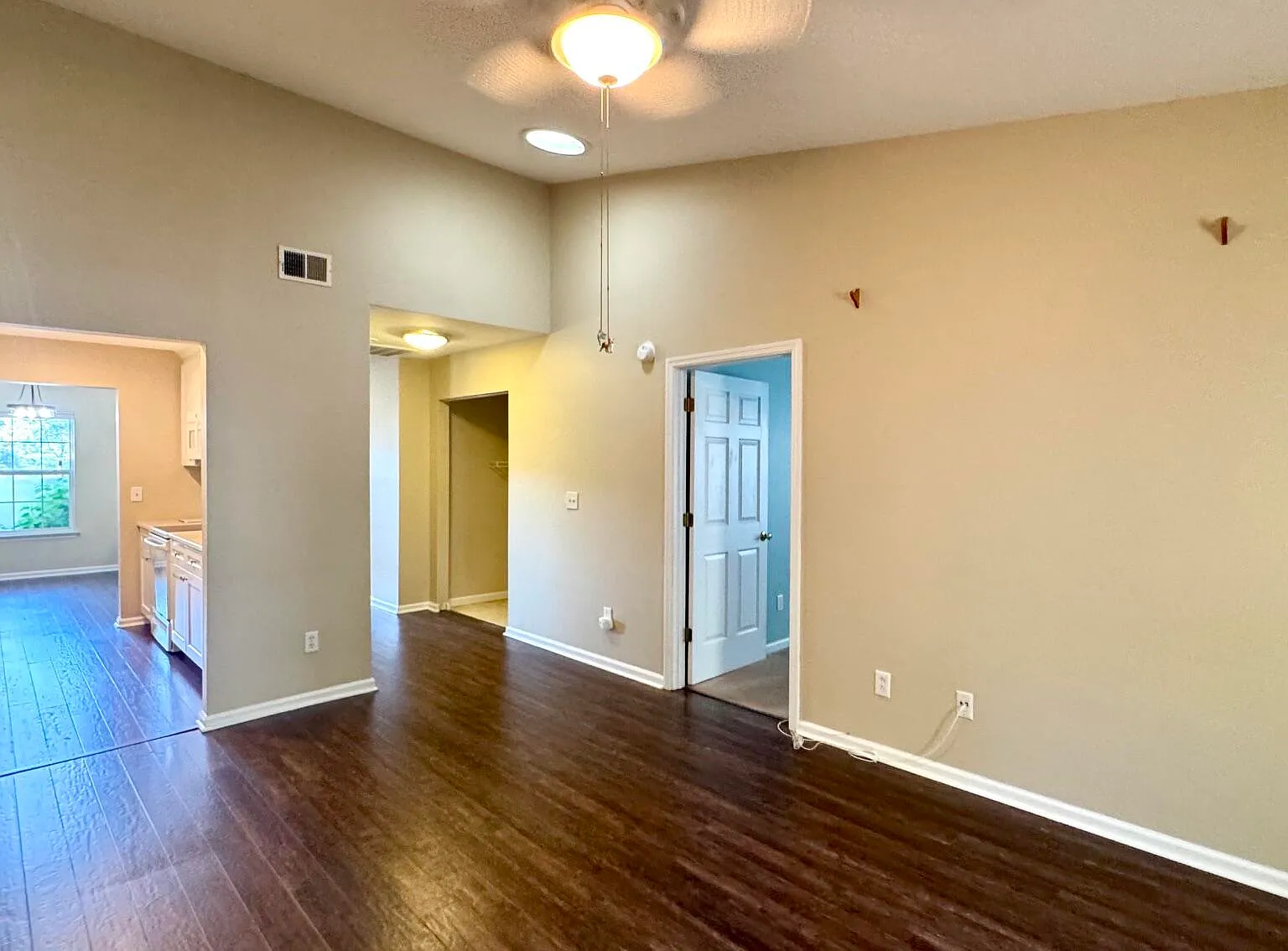 3 bed, 2.0 bath, 1291 sqft, $2,650 — Photo 3