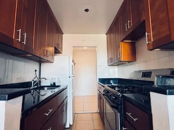 43-10 Kissena Boulevard image 9 of 12