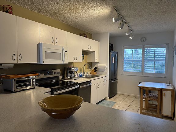 Full size kitchen that is nicely stocked.