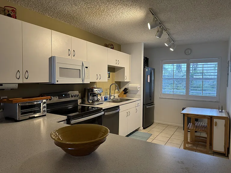 Full size kitchen that is nicely stocked.