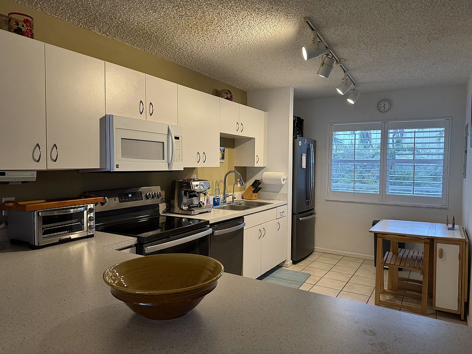 Full size kitchen that is nicely stocked.