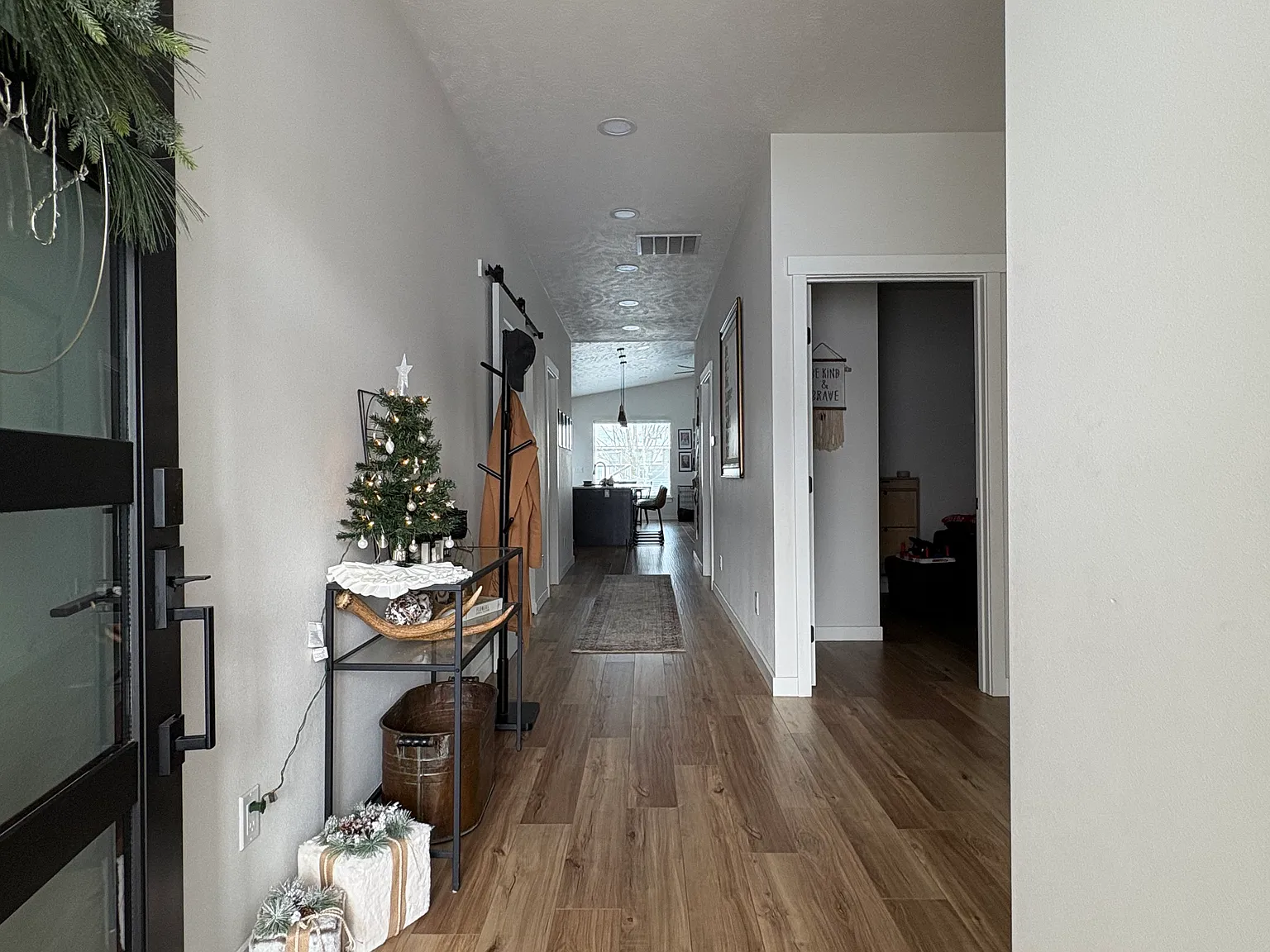 4 bed, 1974 sqft, $3,150 — Photo 2