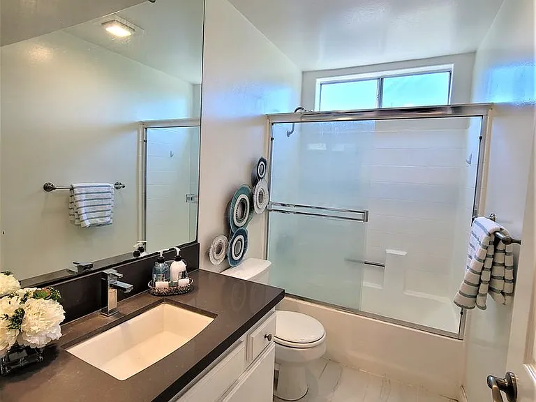 2050 S Bentley Ave — Photo 61