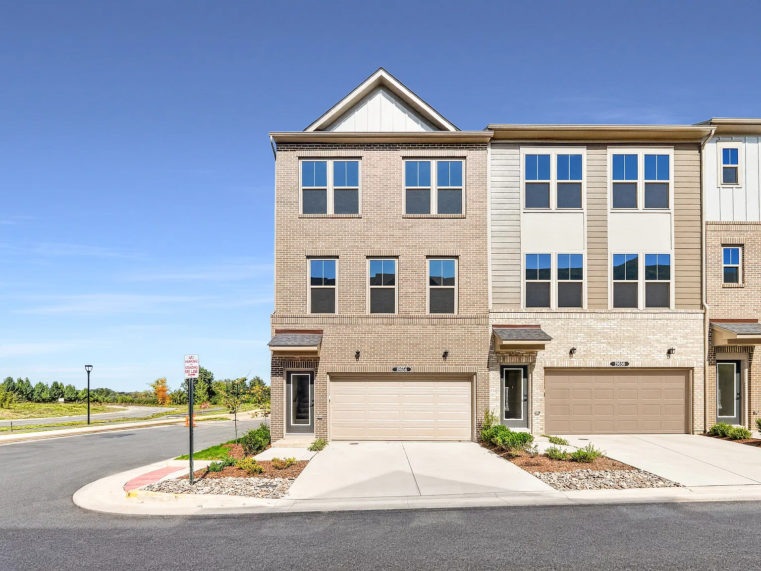 4 bed, 3.5 bath, 2198 sqft, $4,695 — Photo 3