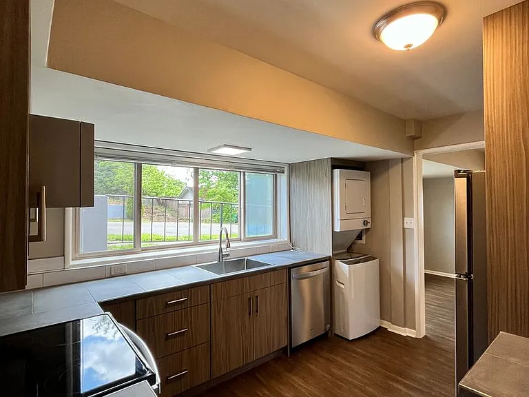 Stunning / Extra Large 1-Bedroom! Faux Hardwood Floors, Washer & Dryer, Stainless Appliances & Pe... — Photo 7
