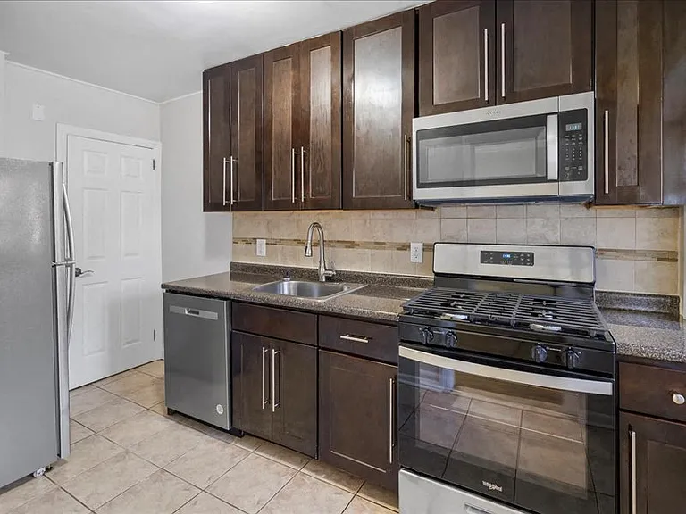 Scotland Park Townhomes — Photo 23