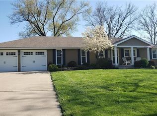 13607 NW 76th St, Parkville, MO 64152