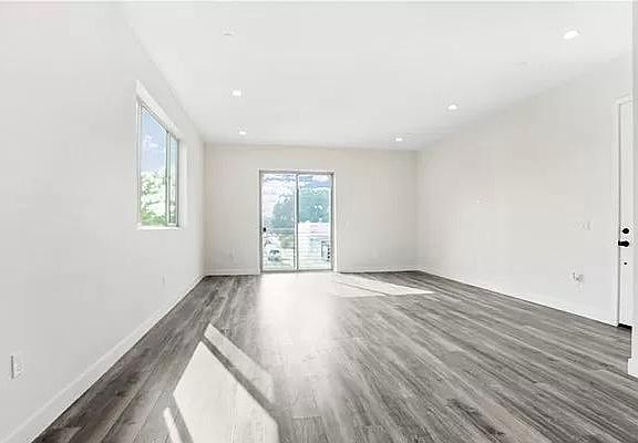 4th image of 5934 Vineland Ave #202