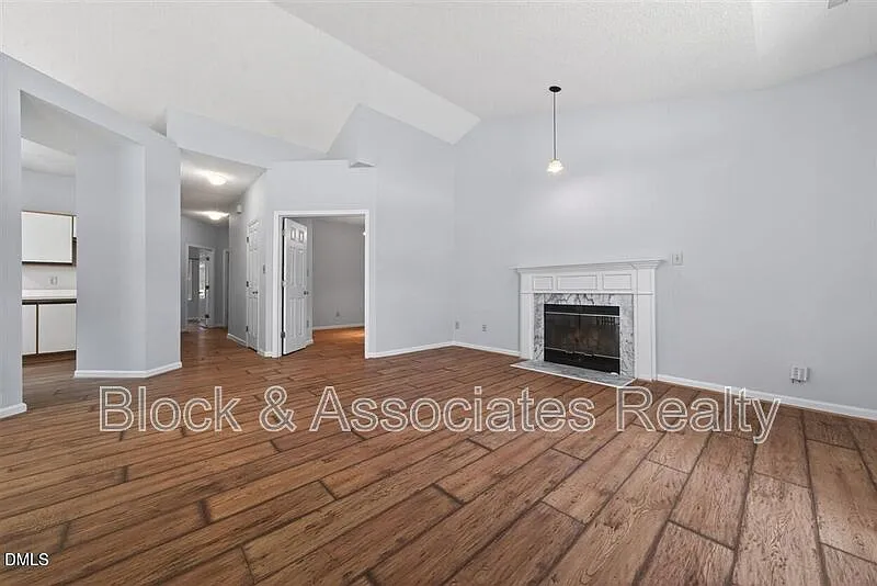 3 bed, 2.0 bath, 1400 sqft, $1,995 — Photo 3