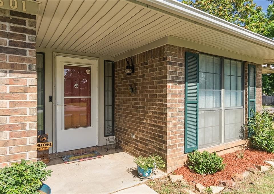 1st image of 301 SE 1st St