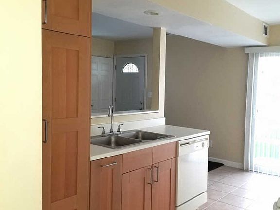 4th image of 1210 Thyne Ct #29-B